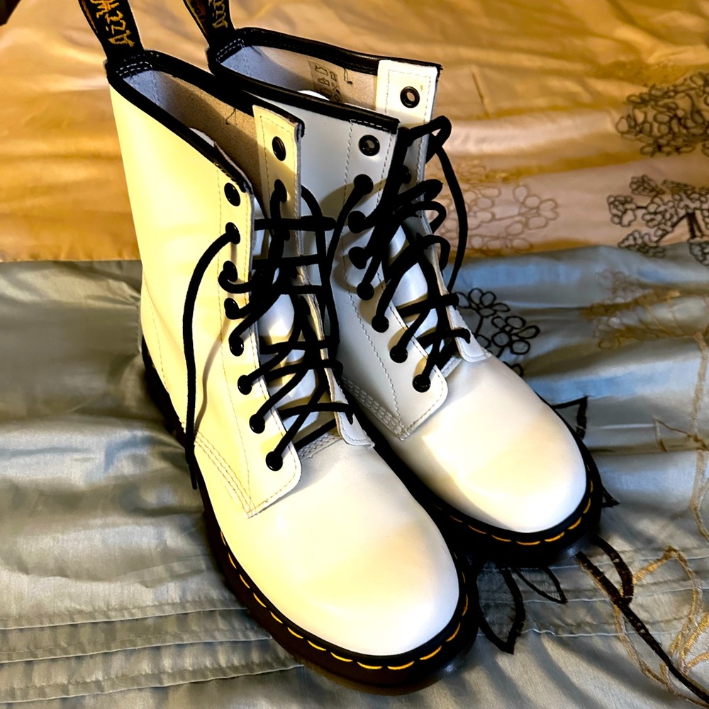 1460 SMOOTH LEATHER LACE UP BOOTS